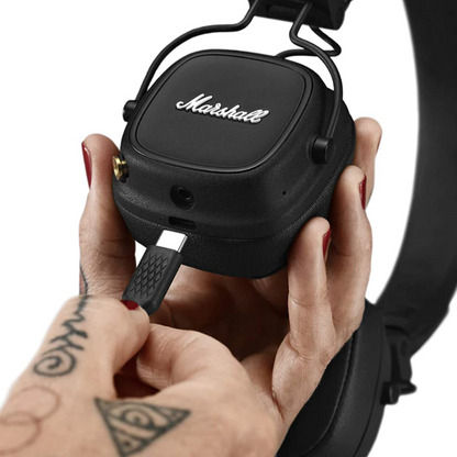 fone-de-ouvido-bluetooth-over-ear-marshall-major-Iv-black-plugged-in