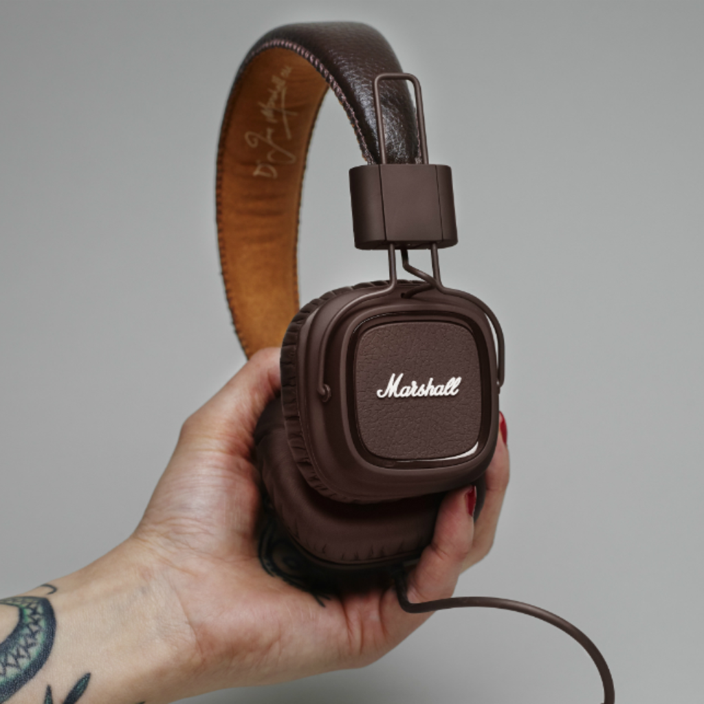 fone-com-cabo-marshall-major-i-limited-edition-melhor-fone-com-cabo-fone-de-ouvido-on-ear-marshall-major-i-black-on-ear-headphone-plug-and-play-best-sound-quality-melhor-qualidaed-sonora-melhores-fones-lançamentos-melhores-fones-on-ear-fone-de-ouvido-game-fone-deouvido-para-pc-fone-de-ouvido-para-trabalho-marshall-heaphones-major-series-aurifonos-marshall-parlantes-marshall-fone-dobravel-colapsed-heaphone-colapsed-design-tatto-marshall-tatto-hands-rock-products-marshall-major-i-unboxing-majori-review